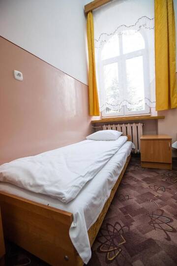 Фото номера Двухместный номер с 2 отдельными кроватями Хостелы Schronisko Młodzieżowe PTSM Matecznik г. Пшемысль 4